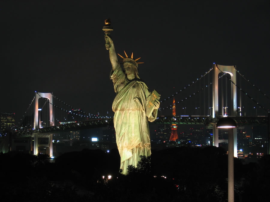 Estatua de la libertad por la noche en Nueva York