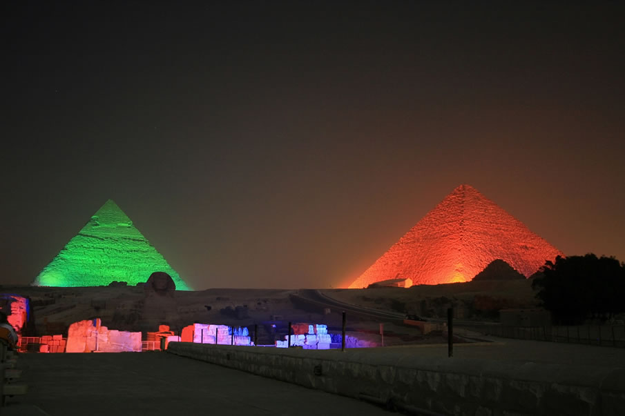 piramides-de-giza-por-la-noche
