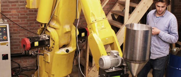 Brazo Robótico construyendo muebles en 3D
